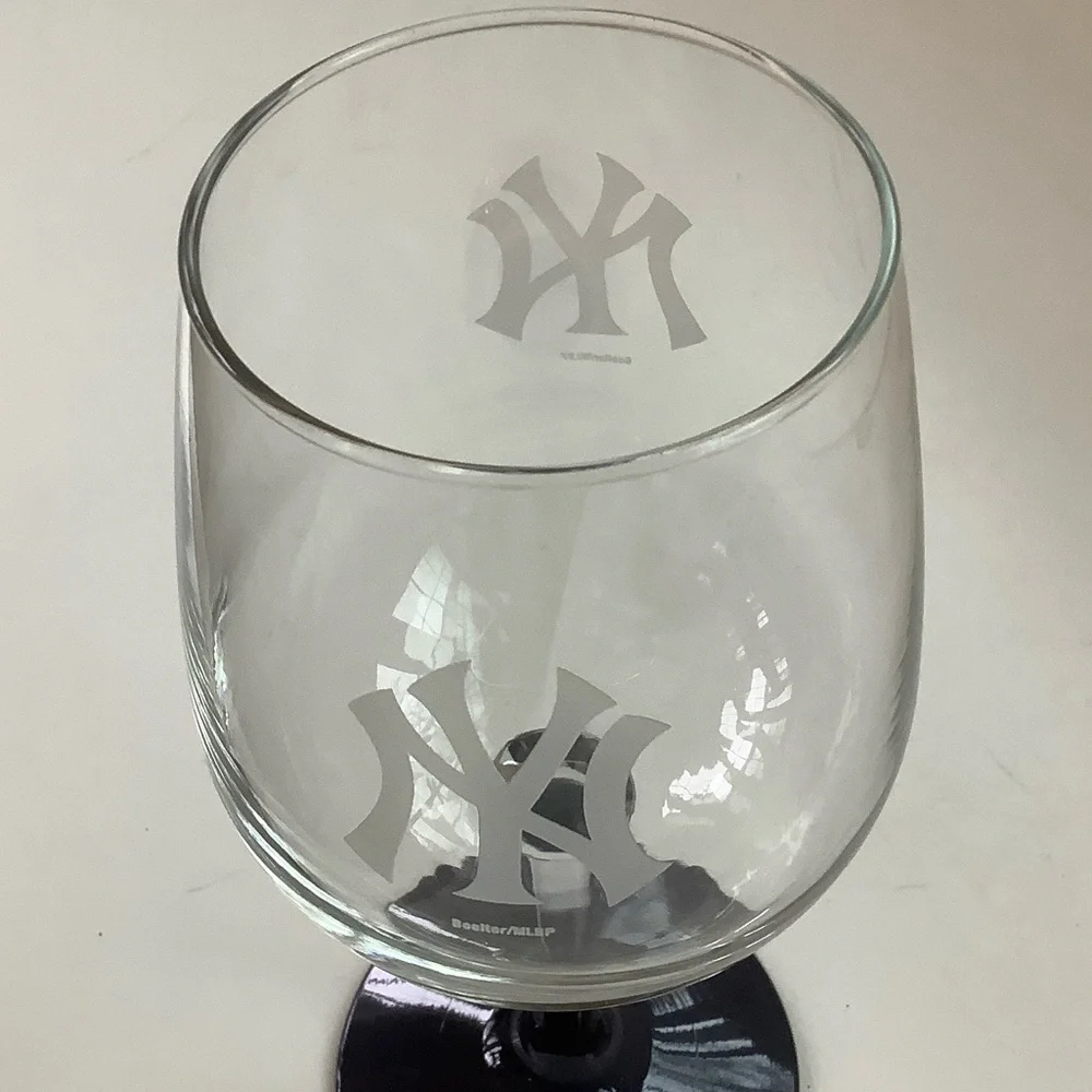 NY Yankees Etched Wine Glass